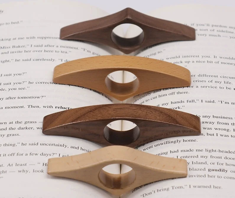 Repose-Pouce en Bois — Le Compagnon de Lecture